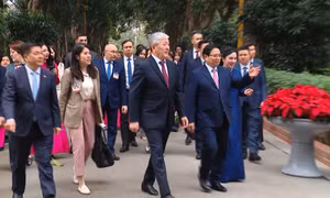Thủ tướng Việt Nam và Kyrgyzstan thăm Khu di tích Bác Hồ