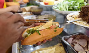 Đình chỉ hoạt động quán bánh mì Phượng 3-5 tháng