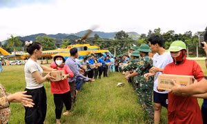 Máy bay trực thăng đưa hàng cứu trợ tới điểm cô lập tỉnh Điện Biên