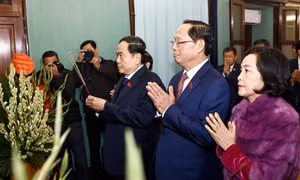 Dâng hương tưởng nhớ Chủ tịch Hồ Chí Minh