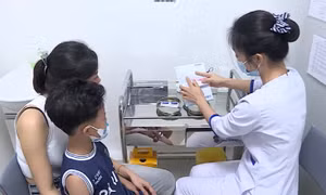 Phòng ngừa biến chứng nguy hiểm của cúm mùa bằng vaccine
