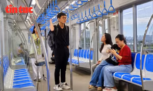 Trên chuyến tàu tuyến metro số 1 chiều ngày 12/12, chạy thử toàn tuyến từ ga ngầm Bến Thành đến ga Suối Tiên và ngược lại.
