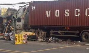 Hiện trường xe container tông 6 kiot ở dưới dạ cầu vượt Sóng Thần (thành phố Thủ Đức, TP Hồ Chí Minh)