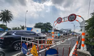 Cầu Ông Dầu (thành phố Thủ Đức) đang làm thêm một cầu tạm bằng sắt dành cho xe máy.
