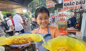 Hà Anh đổ bánh xèo giúp ông bà nội nuôi gia đình.