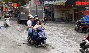 Một đoạn đường Quách Điêu bị ngập, xuống cấp nghiêm trọng xuất hiện nhiều ổ gà, ổ voi đã trở thành lỗi ám ảnh đối với người dân khi lưu thông qua đây.