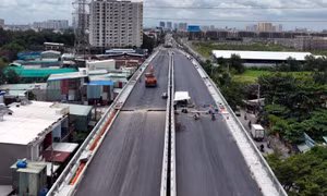 Cầu Nam Lý đang được đơn vị thi công đẩy nhanh tiến độ để sớm hoàn thành đưa vào phục vụ đi lại của người dân thành phố.