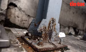 Trụ đỡ mái che nhà chờ xe buýt bị mục, gỉ sét hư hỏng nặng.