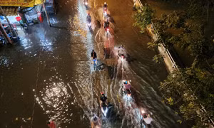 Triều cường dâng cao vượt mước báo động 3, nhiều tuyến đường ở TP Hồ Chí Minh bị ngập.