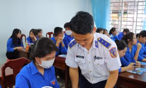 Cán bộ Đoàn Trinh sát số 2 tuyên truyền biển, đảo đến đoàn viên thanh niên, người dân trên địa bàn tỉnh Đồng Nai.