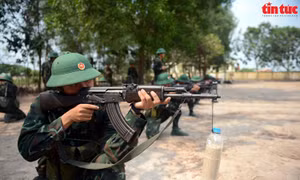 Tân binh Trung đoàn Gia Định khổ luyện trên thao trường.