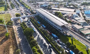 9 cầu bộ hành tuyến metro Bến Thành - Suối Tiên đã hoàn thành, giúp kết nối các nhà ga với khu dân cư và xe buýt, mang lại sự an toàn di chuyển cho hành khách.