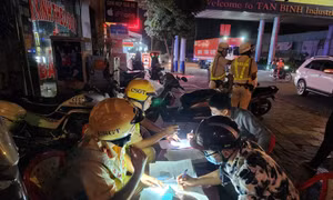 CSGT lập biên bản các trường hợp vi phạm nồng độ cồn.