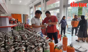 Người dân đến tìm đến các cửa hàng để mua thiết bị PCCC.
