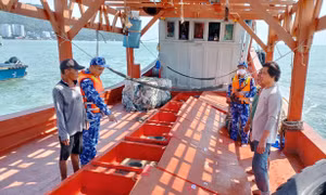 Kiểm tra hàng hóa dầu do trên tàu vi phạm.