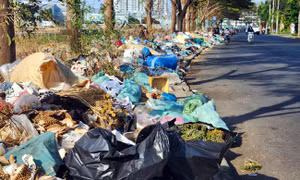 Rác thải sinh hoạt chất đống ven đường CN1 nằm trong khu công nghiệp Tân Bình (quận Tân Phú, TP Hồ Chí Minh).