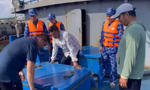 Lực lượng Cảnh sát biển kiểm tra tàu vi phạm chở khoảng 30.000 lít dầu DO trên biển.