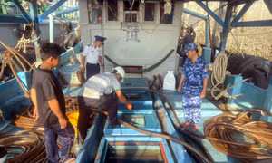 Lực lượng Cảnh sát biển kiểm tra tàu vi phạm.