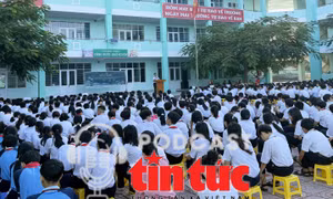 Tuyên truyền về truyền thống vẻ vang của Quân đội Nhân dân Việt Nam cho hơn 1.400 học sinh, giáo viên Trường THCS Lương Thế Vinh (thành phố Vũng Tàu).