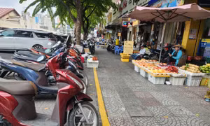 Những vỉa hè đầu tiên ở TP Hồ Chí Minh đủ điều kiện cho thuê đã được kẻ vạch vàng phân chia.