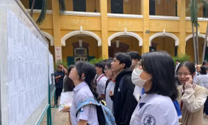 Các thí sinh đến các điểm thi làm thủ tục dự kỳ thi tốt nghiệp Trung học phổ thông năm 2024 tại TP Hồ Chí Minh