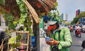 Lái xe công nghệ ghé điểm tiếp nước miễn phí để uống giải nhiệt dưới thời tiết nắng nóng.