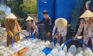 Người dân nhận nước sạch miễn phí từ các nhà hảo tâm, mạnh thường quân.