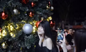 Giới trẻ TP Hồ Chí Minh xuống phố check-in Noel sớm.