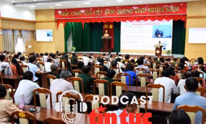 Cảnh sát biển tuyên truyền cho hơn 300 cán bộ và ngư dân về chống khai thác IUU trên địa bàn huyện Long Điền, tỉnh Bà Rịa - Vũng Tàu.