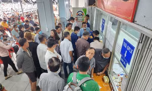 Đông đảo người dân xếp hàng đổi giấy phép lái xe.