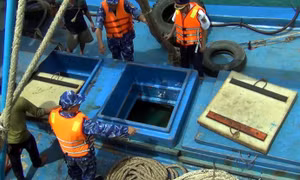 Lực lượng Cảnh sát biển kiểm tra hàng hóa trên tàu vi phạm.