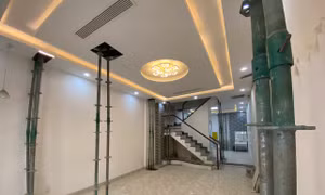 Nhà số 2/36A Cao Thắng, Phường 5, Quận 3 sát công trình xây dựng 430-430A Nguyễn Thị Minh Khai bị hư hỏng nghiêm trọng, có nguy cơ đổ sập bất cứ lúc nào.