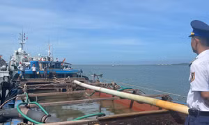 Tàu hút cát trái phép trên biển bị bắt giữ.