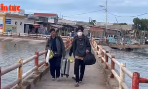 Các thí sinh từ xã đảo Thạnh An (huyện Cần Giờ, TP Hồ Chí Minh) được hỗ trợ vào đất liền dự thi.