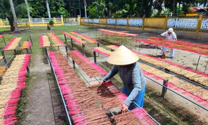 Bộ Văn hoá - Thể thao và Du lịch vừa ban hành quyết định công nhận nghề thủ công truyền thống làm nhang ở tỉnh Tây Ninh là di sản văn hoá phi vật thể quốc gia.