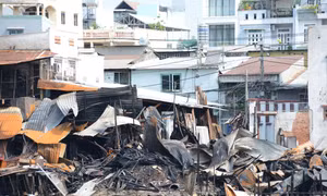 Hiện trường tan hoang sau vụ cháy dãy nhà ven kênh Tàu Hủ, Quận 8 vào đêm ngày 1/4.