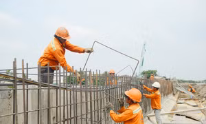 Công nhân "đội nắng" tất bật thi công các hạng mục công trình của dự án Xây dựng hạ tầng và cải tạo môi trường kênh Tham Lương - Bến Cát - Rạch Nước Lên, nhằm đảm bảo đúng tiến độ đề ra.