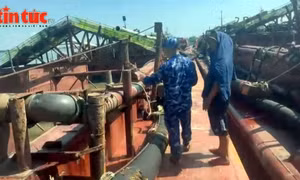 2 tàu vi phạm hút cát trái phép trên biển bị tạm giữ để điều tra.
