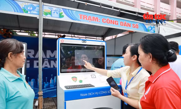 Người dân xã Bình Lợi trải nghiệm các tiện ích số.