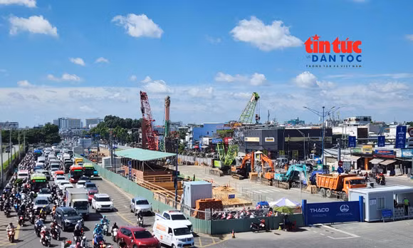 Nhiều tuyến đường TP Hồ Chí Minh cấm, hạn chế ô tô để thi công metro số 2.