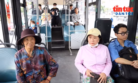 Hơn 30,6 triệu lượt khách đi xe buýt miễn phí sau 3 tháng.