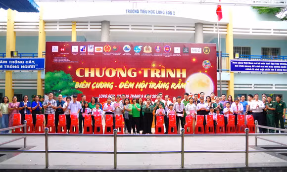 Trung thu ấm áp với thiếu nhi vùng biên giới biển TP Hồ Chí Minh.