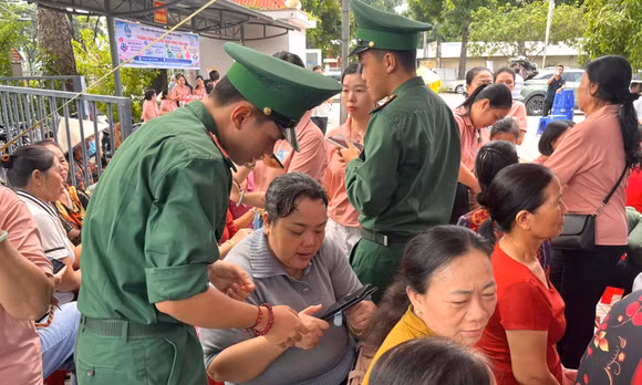 Đồn Biên phòng Long Sơn đồng hành cùng phụ nữ chuyển đổi số.