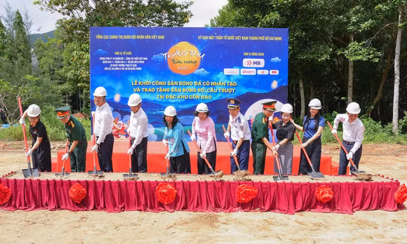Khởi công sân bóng đá cỏ nhân tạo – công trình mang nghĩa tình đất liền hướng về Côn Đảo.