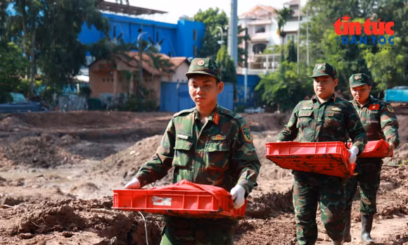 Thêm 6 bộ hài cốt liệt sĩ được phát hiện tại Công viên Lê Thị Riêng.