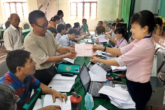 Ngân hàng Chính sách vận động người nghèo có ý thức tiết kiệm ảnh 1