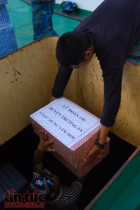 Những chuyến tàu Tết mang tình cảm của đất liền đến với quân dân Trường Sa ảnh 8