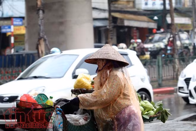 Hà Nội rét đậm, người lao động tê cóng trong mưa lạnh ảnh 3
