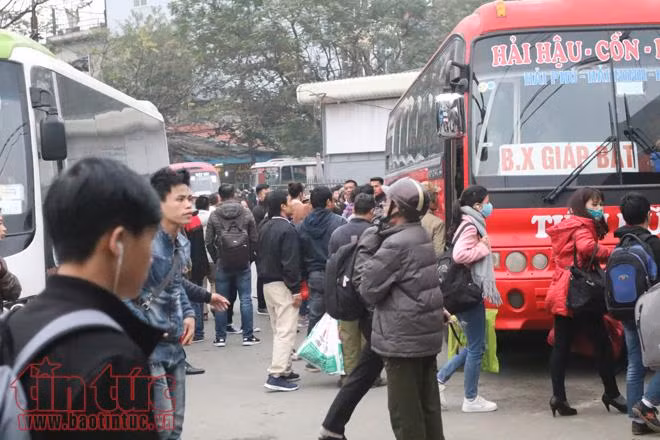 Người dân ùn ùn về Hà Nội sau kỳ nghỉ Tết Dương lịch ảnh 1