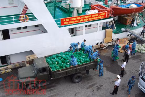 Những chuyến tàu Tết mang tình cảm của đất liền đến với quân dân Trường Sa ảnh 2